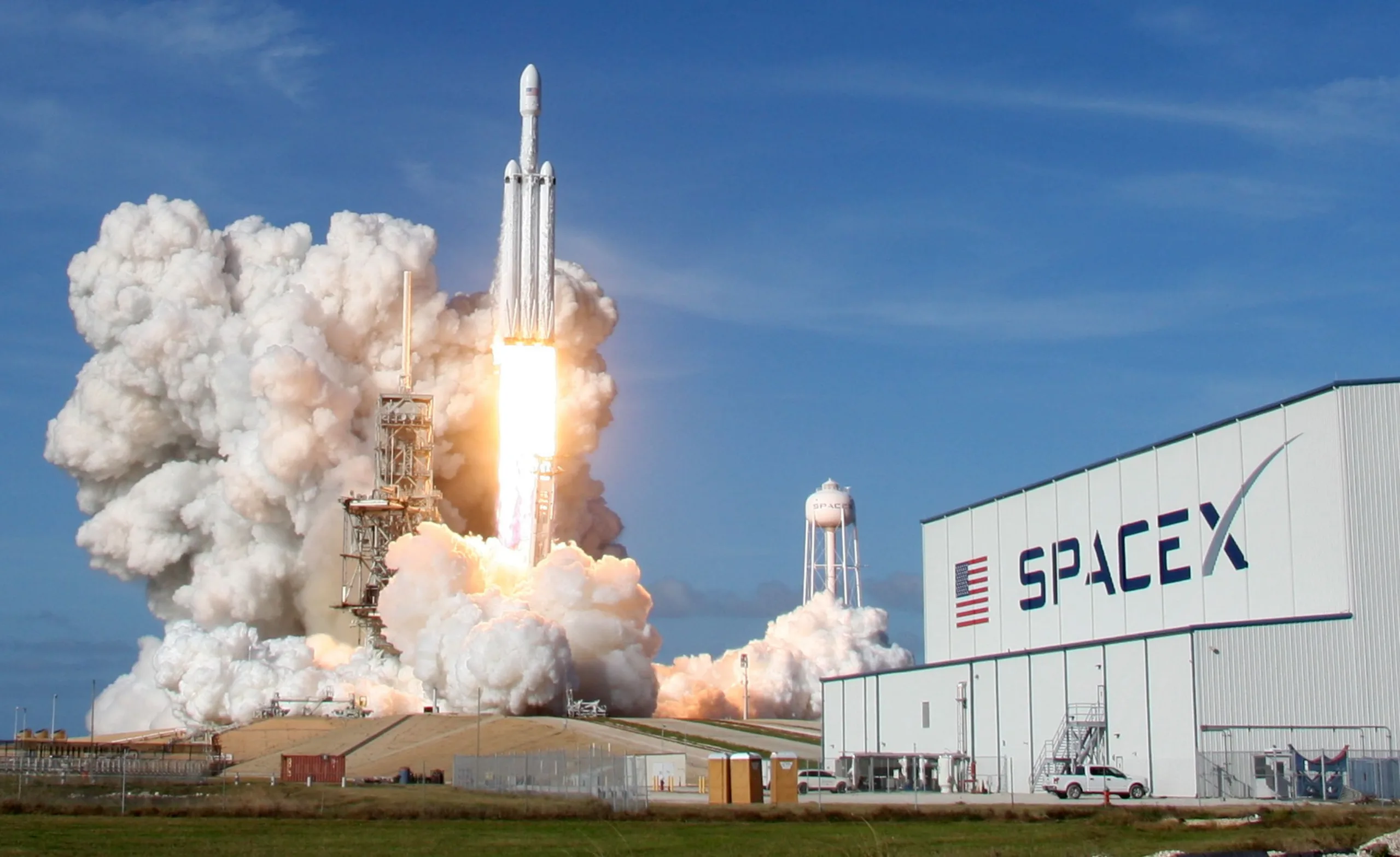 A SpaceX Falcon Heavy rocket lifts off from historic launch pad 39-A at the Kennedy Space Center in Cape Canaveral, Florida, U.S., February 6, 2018. REUTERS/Thom Baur