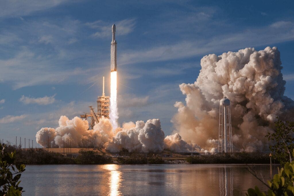 SpaceX se prepara para el lanzamiento del Falcon Heavy.