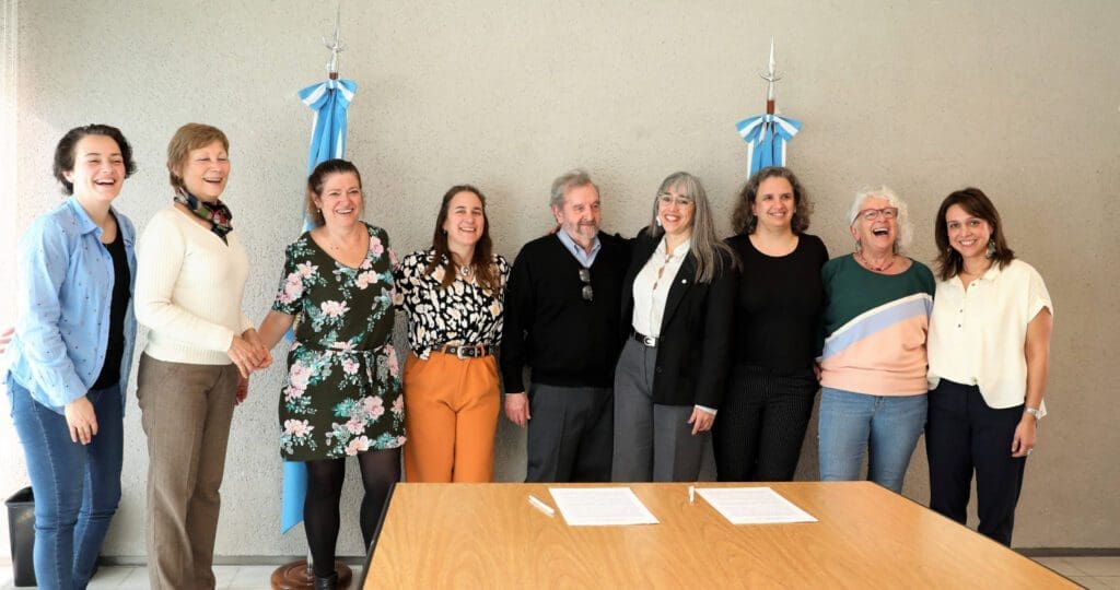 Fotografía tomada durante la firma del convenio de cooperación entre CNEA y FAN.
