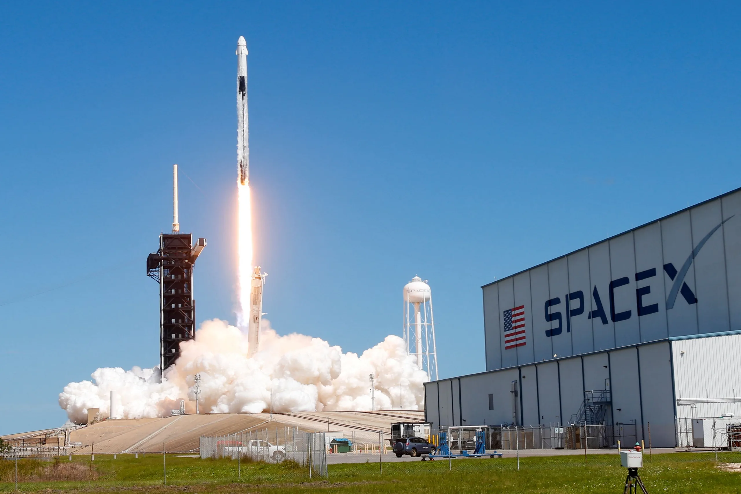 Cohete de SpaceX en pleno despegue