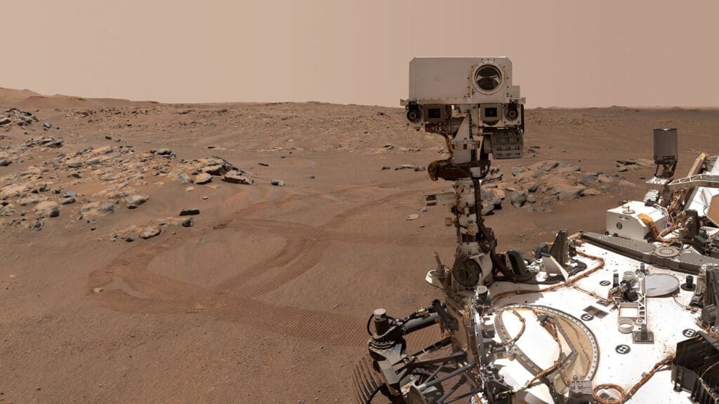 El rover Perseverance de la NASA se encuentra explorando Marte, en la búsqueda de rastros de agua y vida pasada y presente.