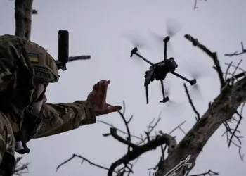 Un militar ucraniano lanza un dron cerca de Bakhmut, Ucrania. Inna Varenytsia/Reuters