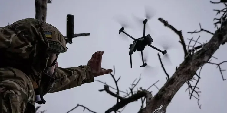 Un militar ucraniano lanza un dron cerca de Bakhmut, Ucrania. Inna Varenytsia/Reuters