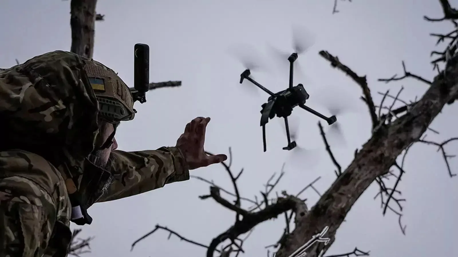 Un militar ucraniano lanza un dron cerca de Bakhmut, Ucrania. Inna Varenytsia/Reuters