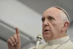 POI46 RIO DE JANEIRO (BRASIL) 29/07/2013.- El papa Francisco da una rueda de prensa a bordo del avión que le traslada a Italia tras abandonar Río de Janeiro (Brasil), hoy, lunes 29 de julio de 2013. El pontífice participó en la XXVIII Jornada Mundial de la Juventud (JMJ) católica. EFE/Luca Zennaro, pool