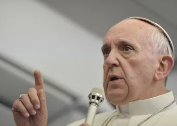 POI46 RIO DE JANEIRO (BRASIL) 29/07/2013.- El papa Francisco da una rueda de prensa a bordo del avión que le traslada a Italia tras abandonar Río de Janeiro (Brasil), hoy, lunes 29 de julio de 2013. El pontífice participó en la XXVIII Jornada Mundial de la Juventud (JMJ) católica. EFE/Luca Zennaro, pool