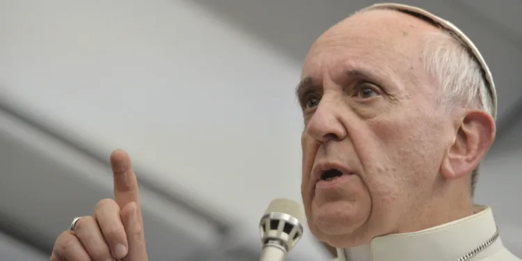 POI46 RIO DE JANEIRO (BRASIL) 29/07/2013.- El papa Francisco da una rueda de prensa a bordo del avión que le traslada a Italia tras abandonar Río de Janeiro (Brasil), hoy, lunes 29 de julio de 2013. El pontífice participó en la XXVIII Jornada Mundial de la Juventud (JMJ) católica. EFE/Luca Zennaro, pool