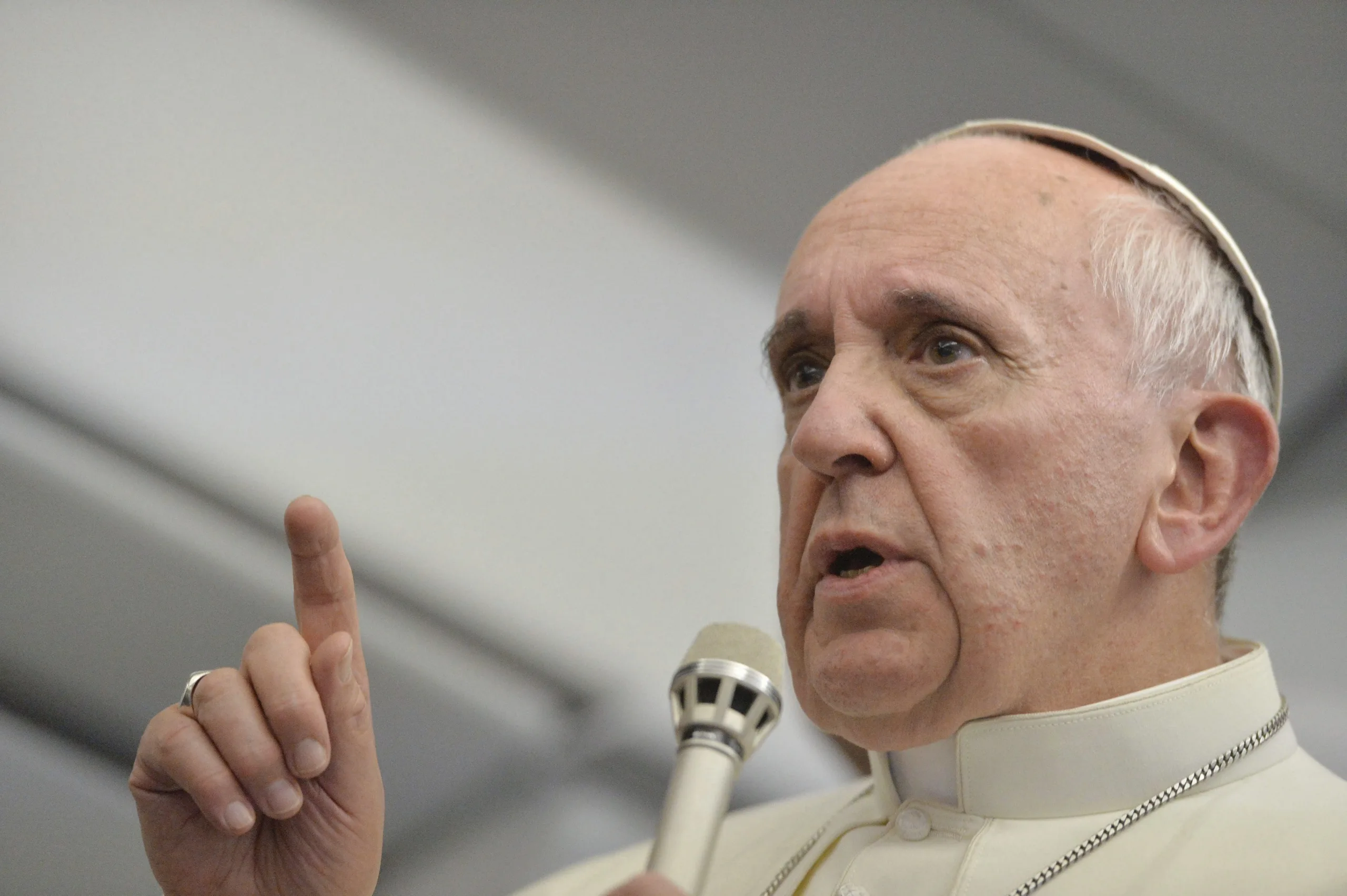 POI46 RIO DE JANEIRO (BRASIL) 29/07/2013.- El papa Francisco da una rueda de prensa a bordo del avión que le traslada a Italia tras abandonar Río de Janeiro (Brasil), hoy, lunes 29 de julio de 2013. El pontífice participó en la XXVIII Jornada Mundial de la Juventud (JMJ) católica. EFE/Luca Zennaro, pool