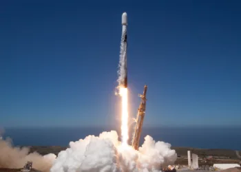 Un Falcon 9 de SpaceX despega hacia el espacio.