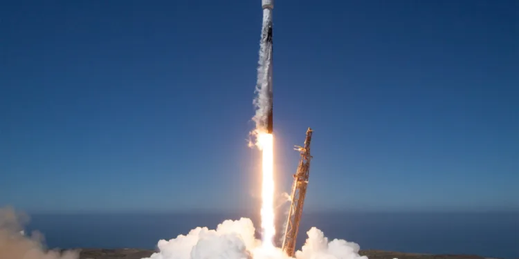 Un Falcon 9 de SpaceX despega hacia el espacio.