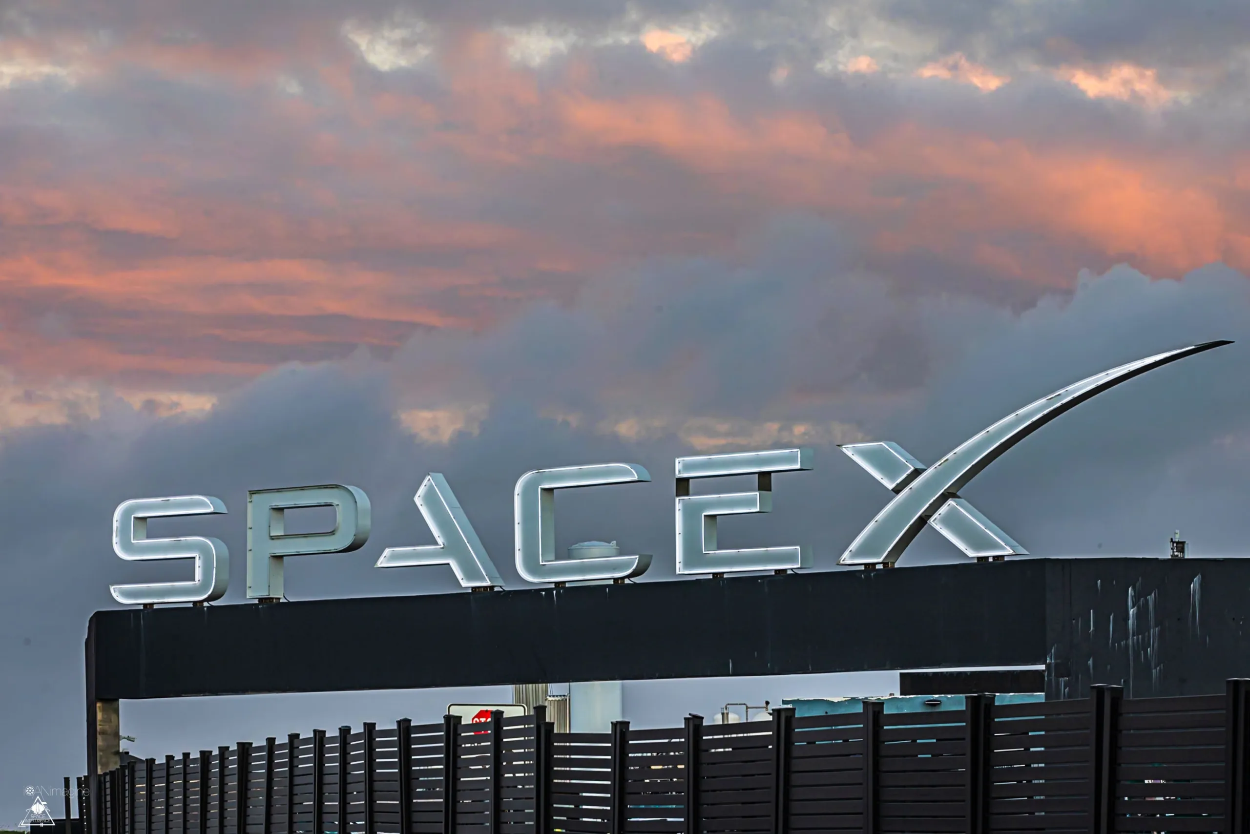 Logo oficial de SpaceX