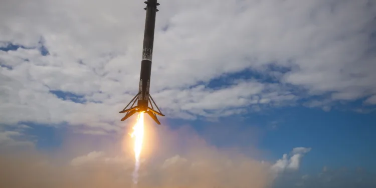Imagen del aterrizaje de una primera etapa del Falcon 9 de Spacex.