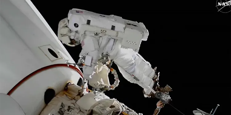 Reparaciones en la ISS caminata espacial