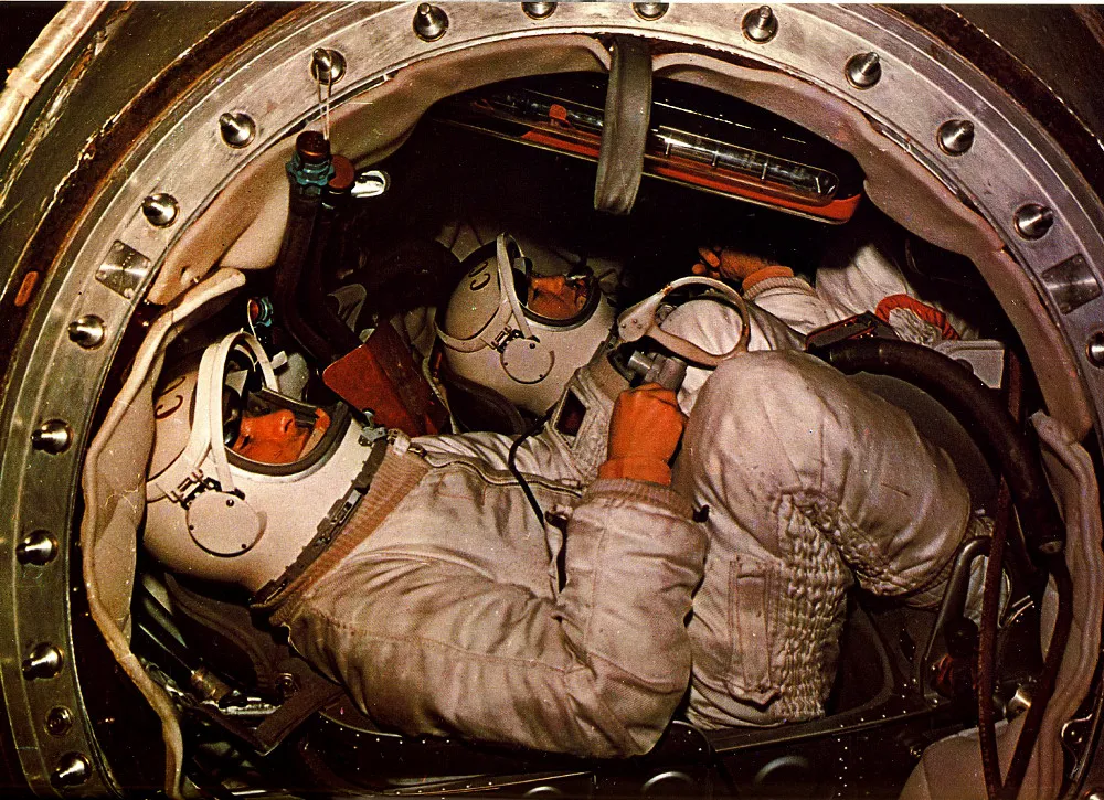 Cosmonautas Leonov y Belyayev dentro del módulo de cabina