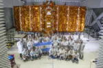 Profesionales técnicos de INVAP y argentina que trabajaron en el satélite SAOCOM 1B.