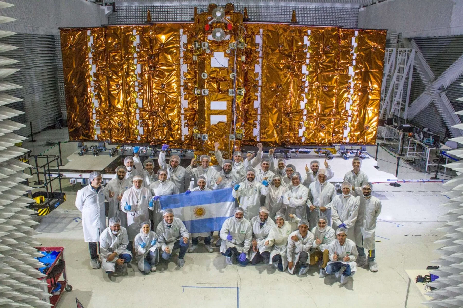Profesionales técnicos de INVAP y argentina que trabajaron en el satélite SAOCOM 1B.