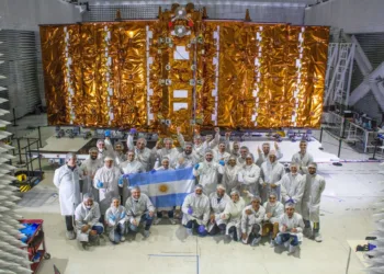 Profesionales técnicos de INVAP y argentina que trabajaron en el satélite SAOCOM 1B.