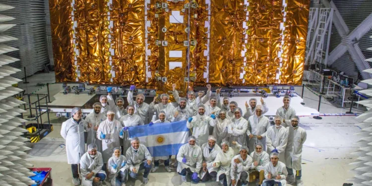 Profesionales técnicos de INVAP y argentina que trabajaron en el satélite SAOCOM 1B.