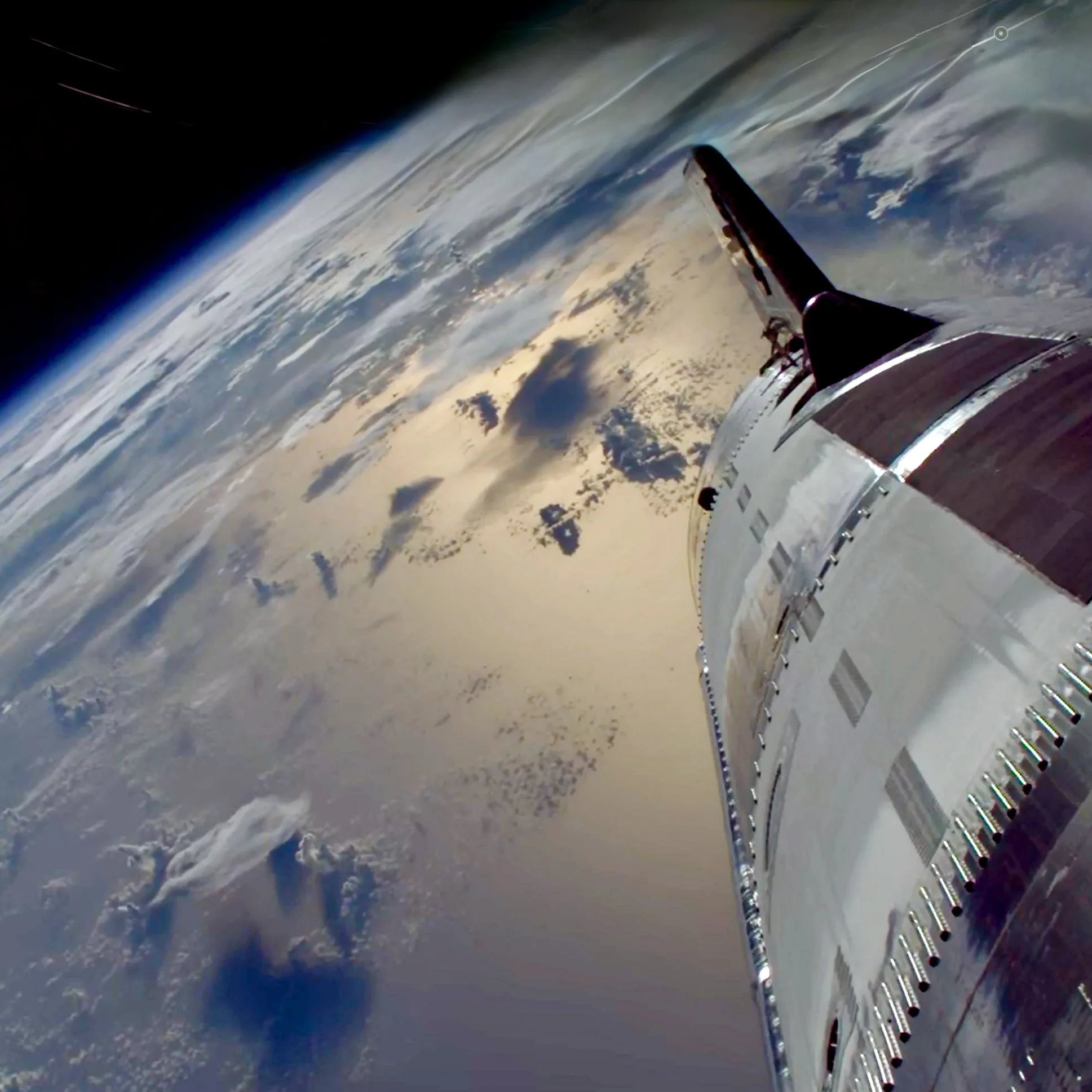 Starship en el espacio durante el vuelo de prueba número 10 de SpaceX.