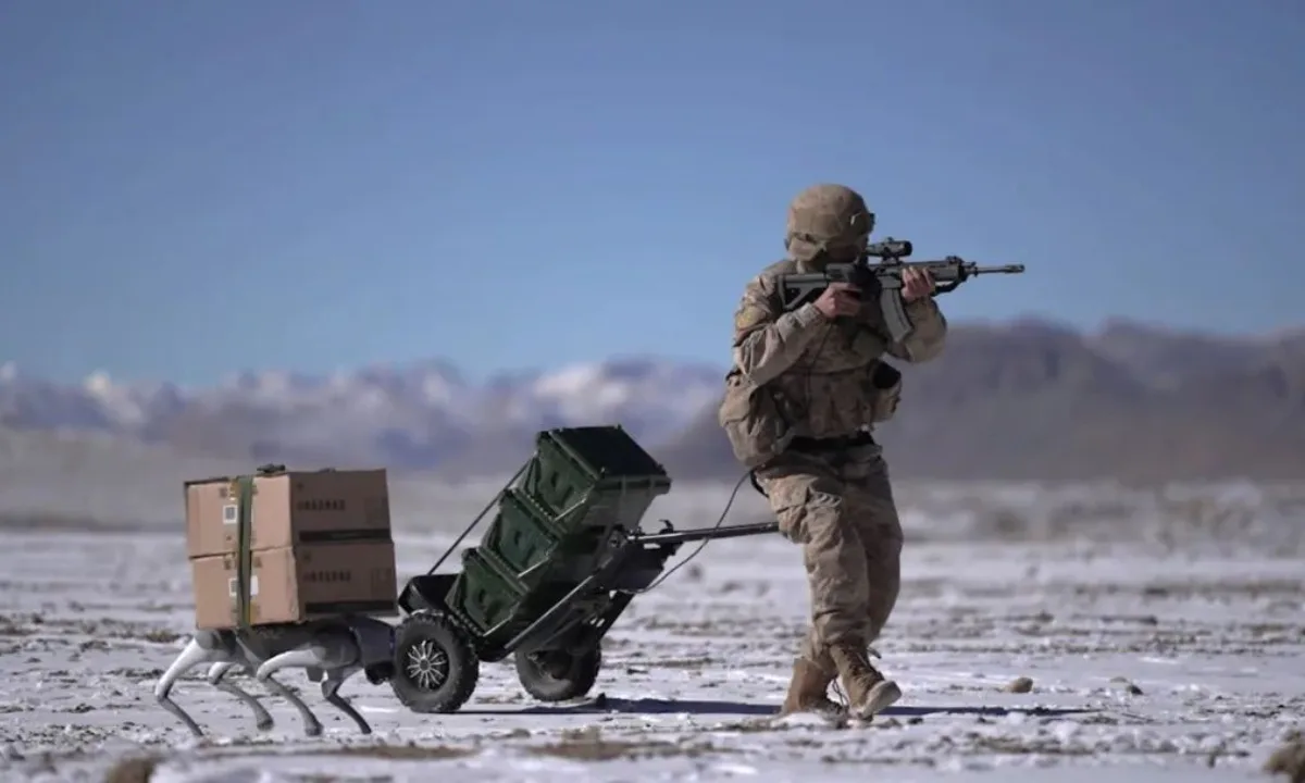 Un soldado del Comando Militar de Xinjiang del Ejército Popular de Liberación (EPL) acompañado por un perro robot.