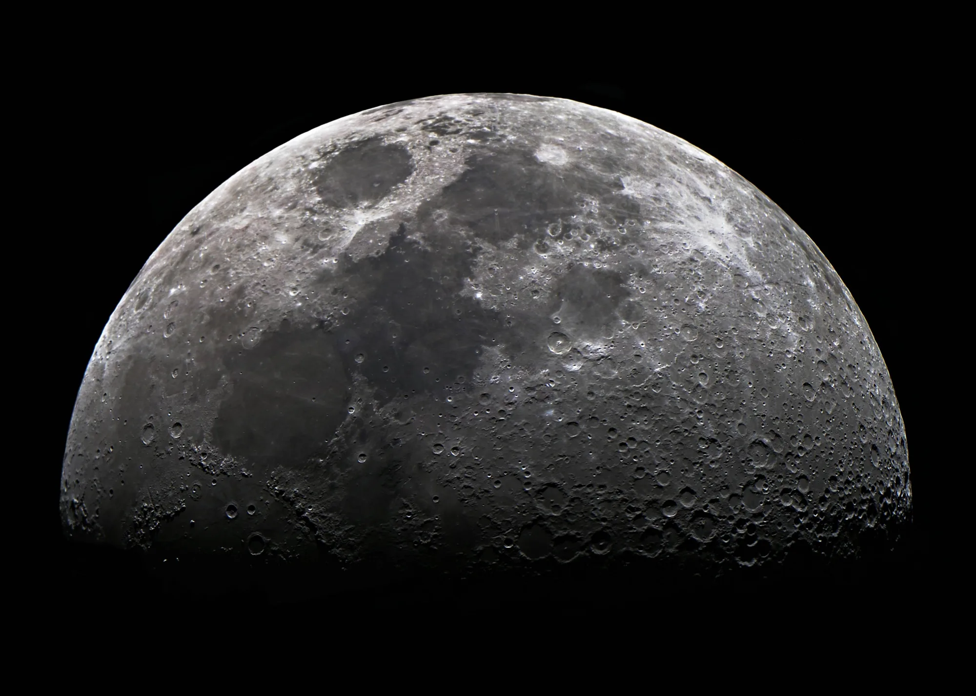El agua de la Luna, en forma de hielo en los cráteres polares, amenaza con desatar una nueva Guerra de las Galaxias, versión siglo XXI.