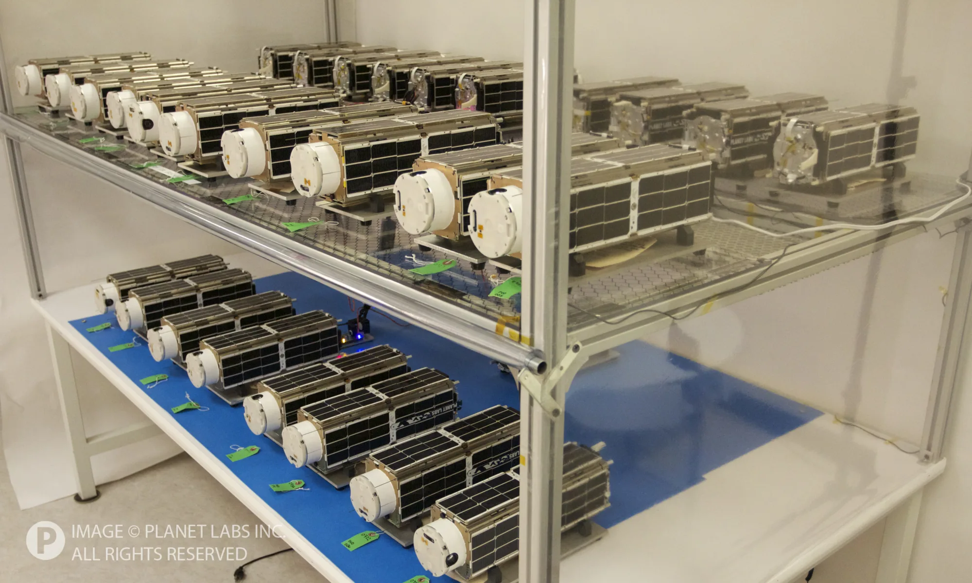 Satélites Dove de Planet Labs en preparación antes del lanzamiento.