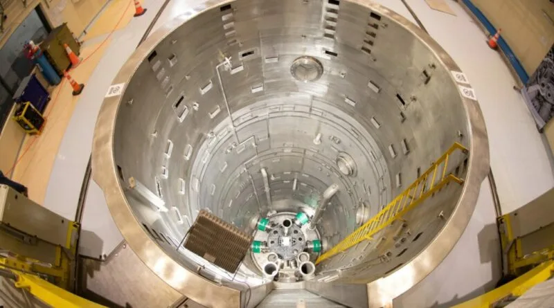 Interior del tanque reflectivo del reactor RA-10 completamente vacío.