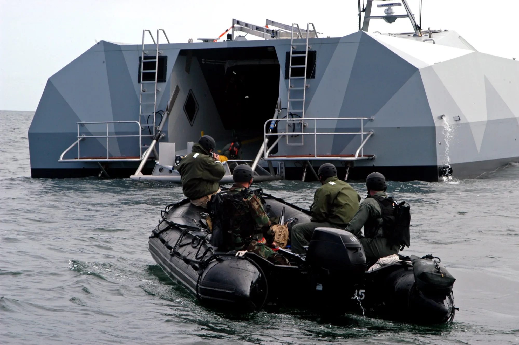 Navy SEALs del Equipo Naval de Autorización Especial Uno (NSCT-1) se aproximan para ingresar en la cubierta del Stiletto frente a la costa de San Diego.