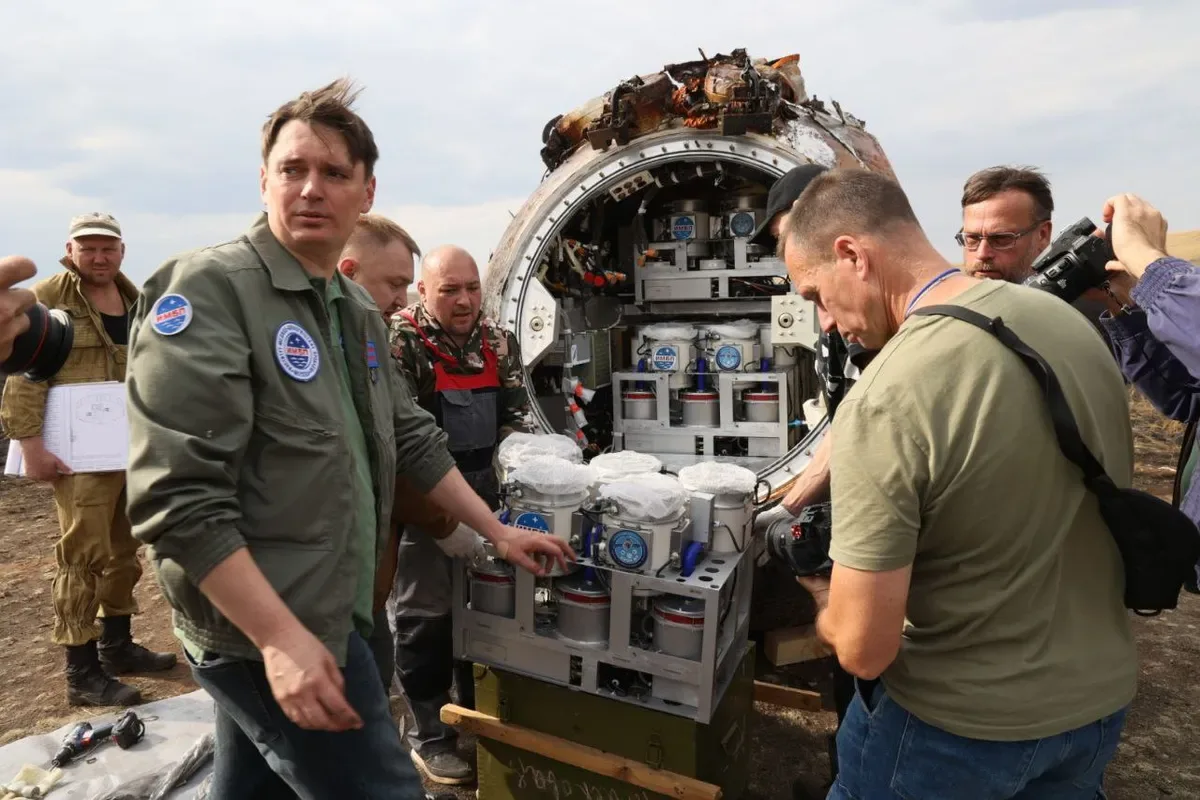 Equipo de recuperación abre el módulo Bion-M Nº 2 tras su aterrizaje en Orenburg, con los contenedores de los experimentos biológicos a bordo.