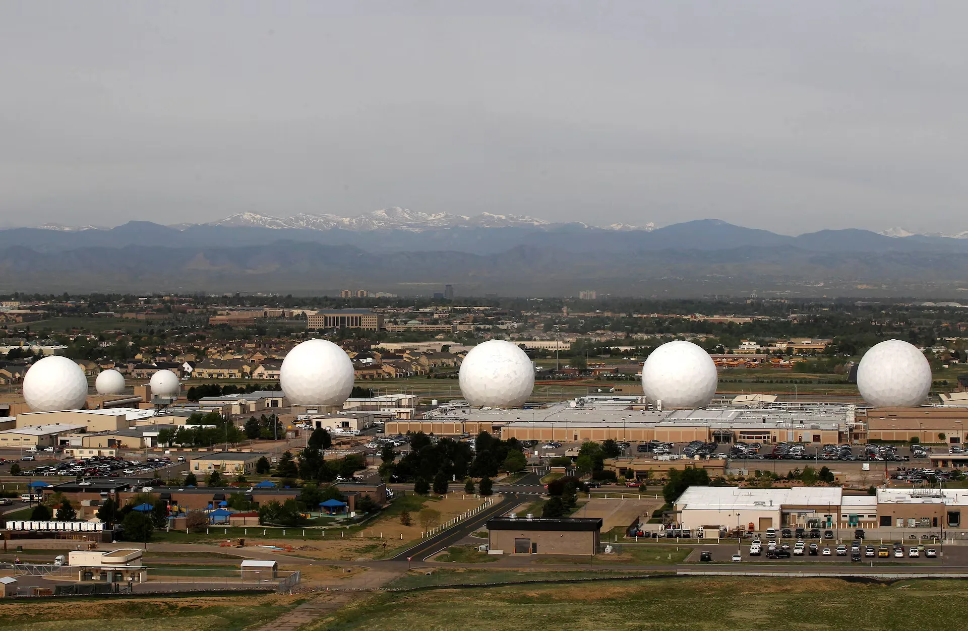 Radomos de seguimiento espacial en Buckley, Colorado, parte de la infraestructura del Comando Espacial de Estados Unidos.