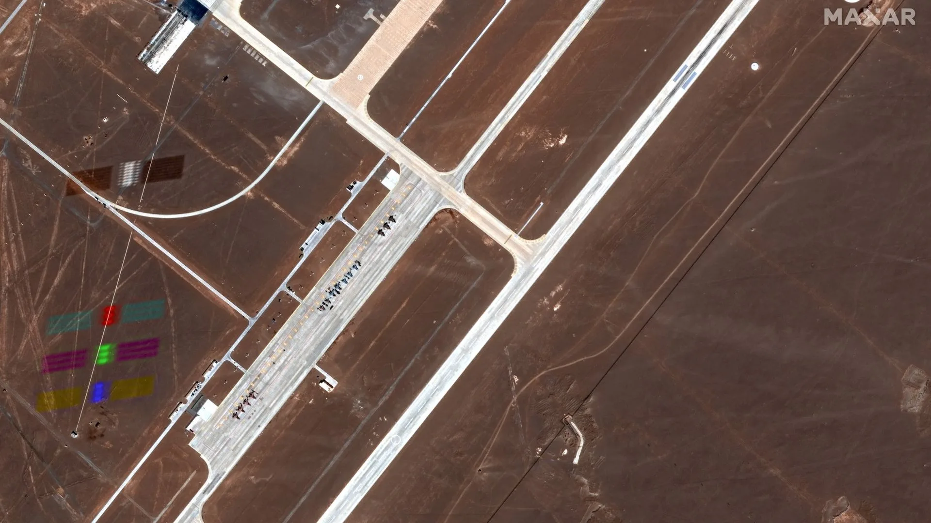 Un satélite Starlink captado volando sobre la secreta base aérea de Dingxin en China el 21 de agosto de 2025 por uno de los satélites de observación de la Tierra WorldView Legion,