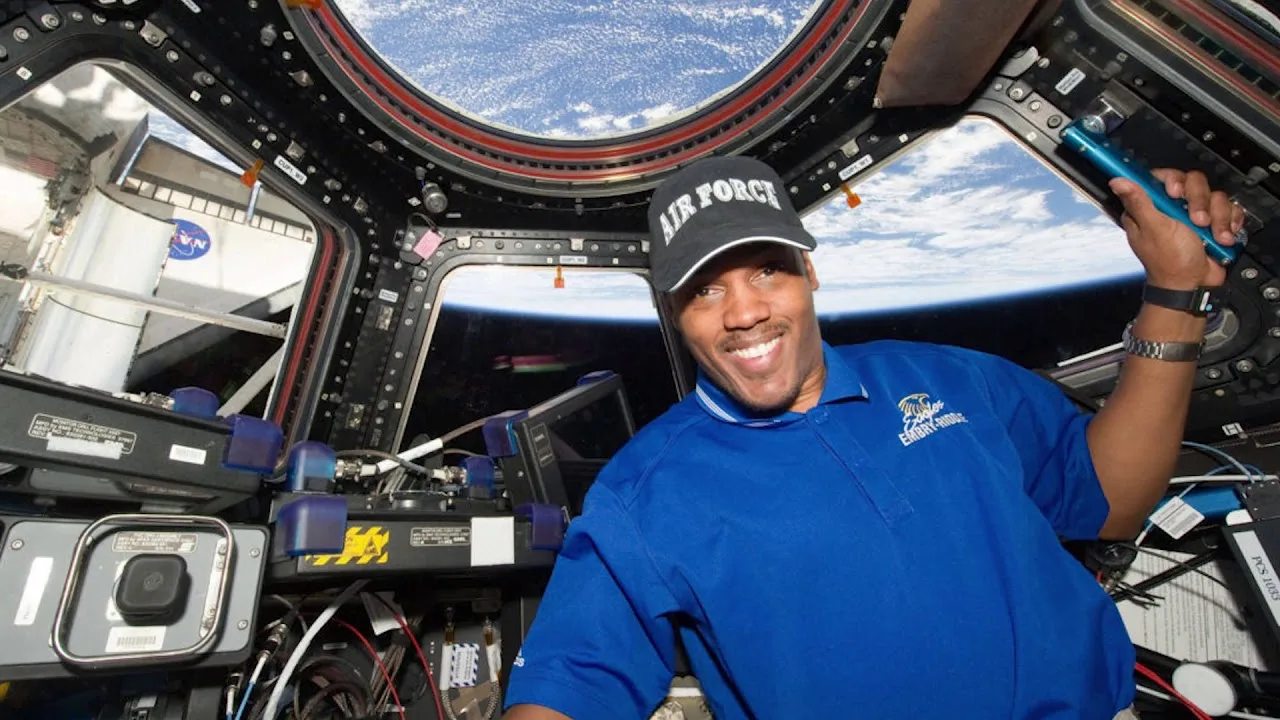 Alvin Drew es un oficial de la Fuerza Aérea de los Estados Unidos, director de Sostenibilidad Espacial de la NASA, y exastronauta de la administración norteamericana.