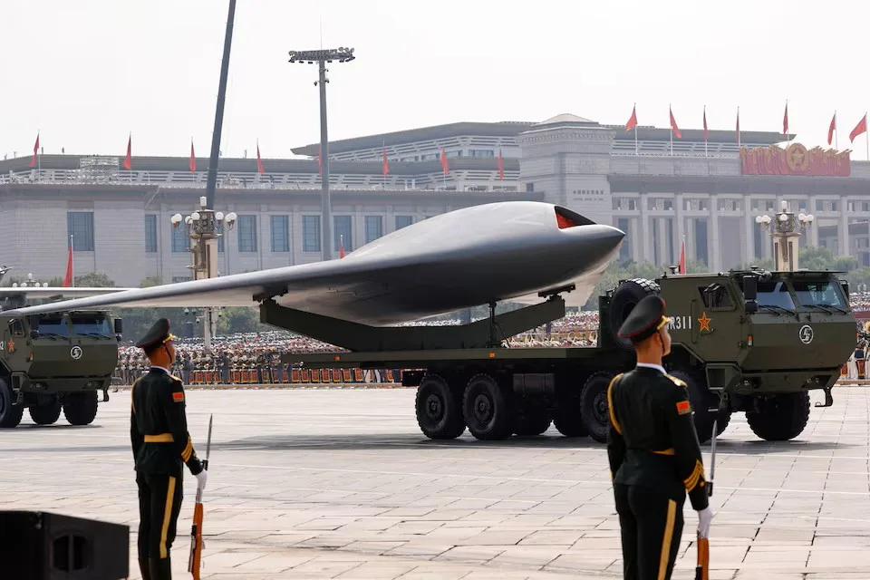 Un dron de combate furtivo chino GJ-11 “Sharp Sword” durante un desfile militar en Pekín.