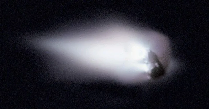 En 1986, la sonda europea Giotto realizó el primer acercamiento al núcleo del cometa Halley, obteniendo las primeras imágenes directas mientras el cometa se alejaba del Sol.