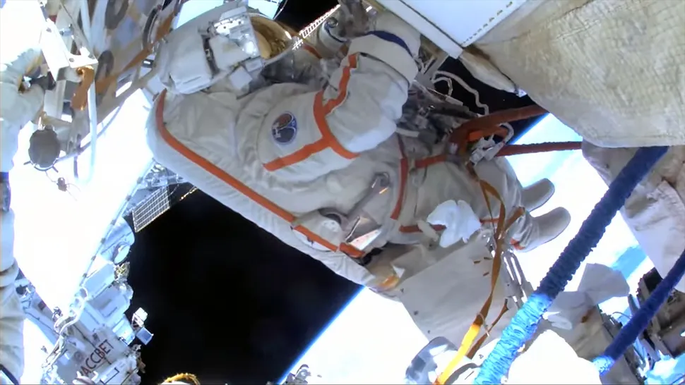 El comandante de la Expedición 73, Sergey Ryzhikov, el 28 de octubre de 2025 fuera de la ISS.