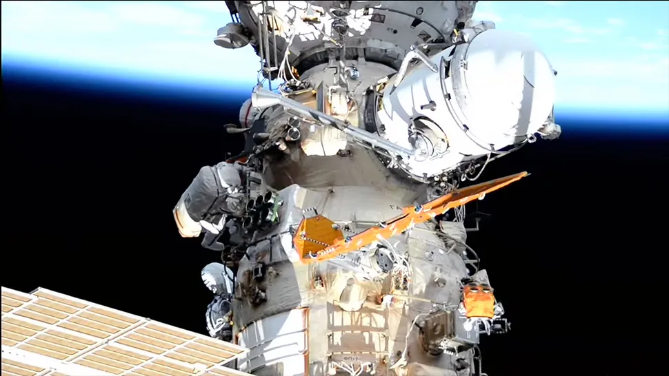El cosmonauta ruso Alexey Zubritsky trabaja en el exterior del módulo Nauka durante una caminata espacial en la ISS.