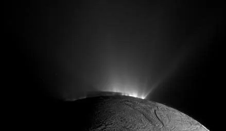 La nave espacial Cassini de la NASA capturó esta imagen de Encélado el 30 de noviembre de 2010.