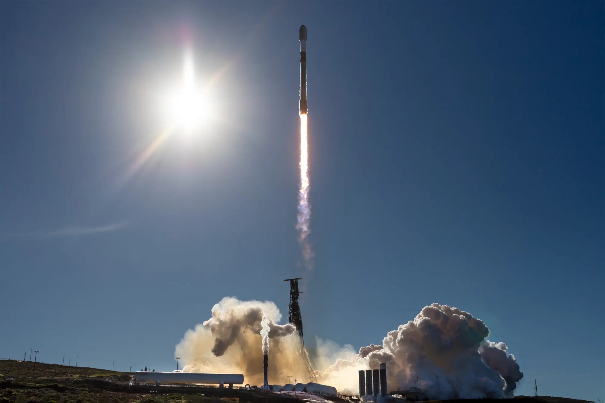Un cohete Falcon 9 despega desde las costas de California para poner en órbita un lote de satélites Starlink.
