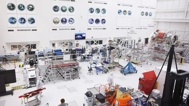 Ingenieros y técnicos de la NASA preparan la nave Europa Clipper en el Jet Propulsion Laboratory (JPL), en abril de 2023.