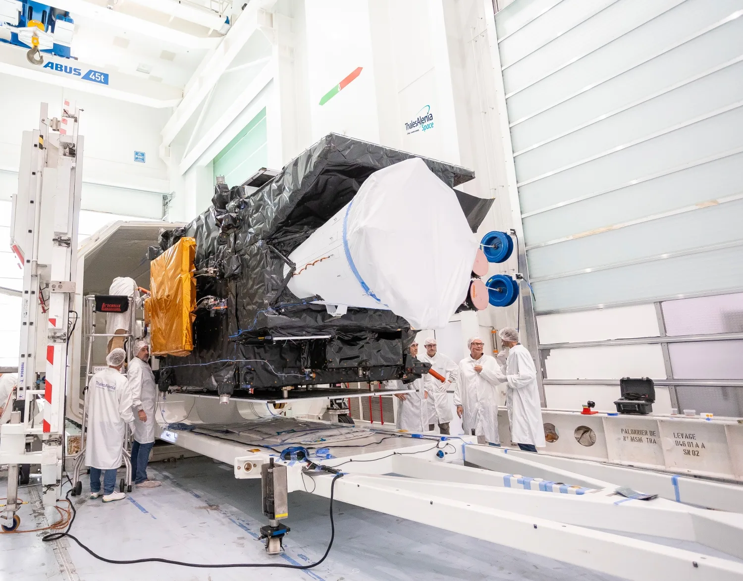 Integración final del satélite meteorológico Meteosat Third Generation-I1 de Thales Alenia Space en las instalaciones de la empresa en Roma.