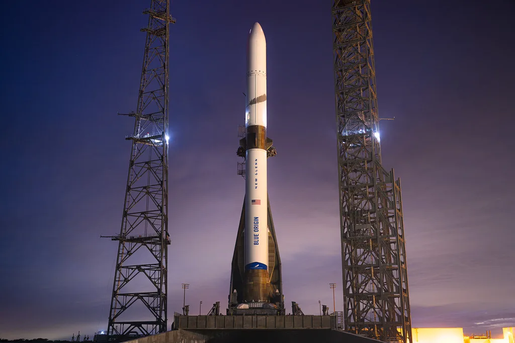 New Glenn listo sobre la plataforma de lanzamiento LC-36 en Cabo Cañaveral, a punto para su misión NG-1.
