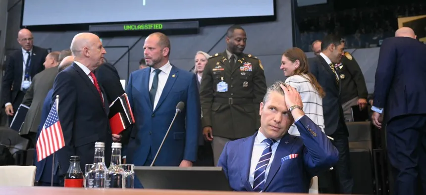 El secretario de Defensa de EE.UU., Pete Hegseth, en la cumbre de ministros de Defensa de la OTAN en Bruselas este 15 de octubre.