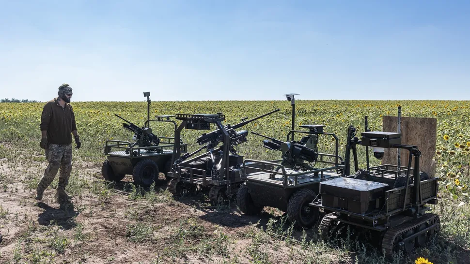 Soldados ucranianos entrenan con robots terrestres armados en un lugar no revelado en el óblast de Donetsk, Ucrania, en septiembre de 2025.