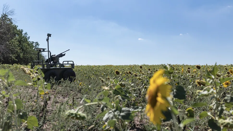Soldados ucranianos entrenan con robots terrestres armados en un lugar no revelado en el óblast de Donetsk, Ucrania, en septiembre de 2025.