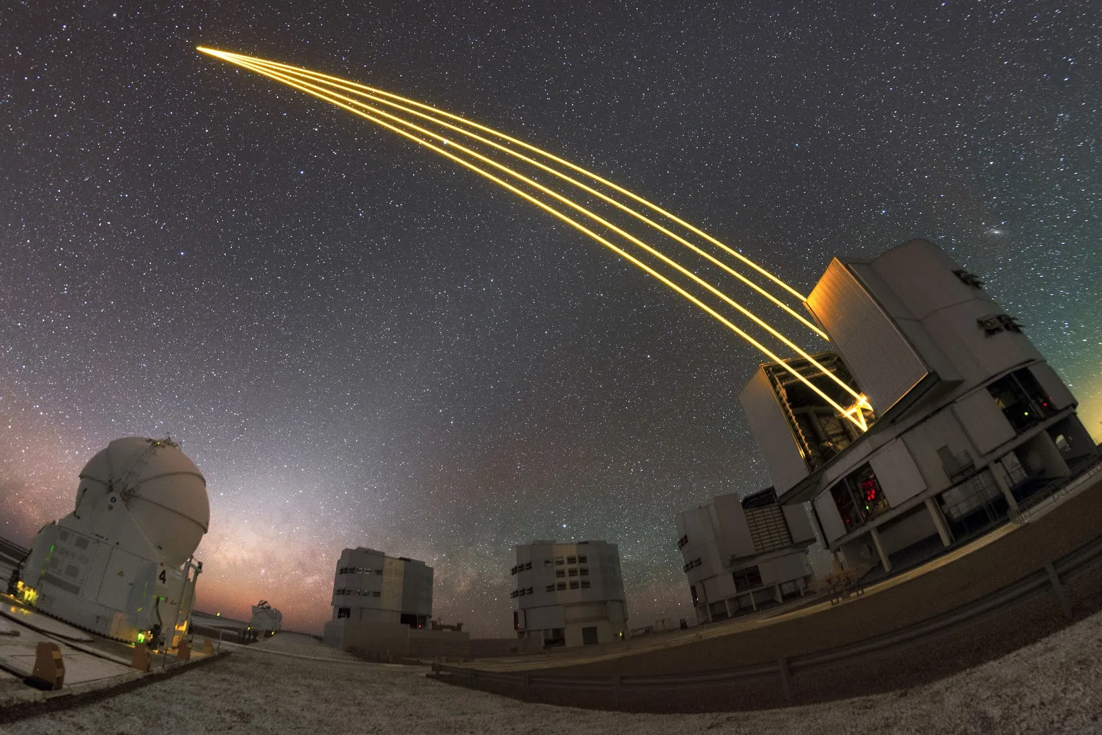El VLT del ESO genera “estrellas guía” artificiales con láser para corregir la distorsión atmosférica y obtener imágenes más nítidas.