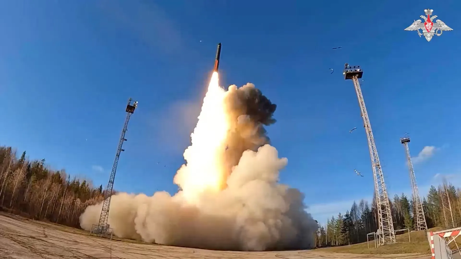 Lanzamiento desde tierra de un misil intercontinental Yars durante los ejercicios de la tríada nuclear rusa supervisados por Vladimir Putin.
