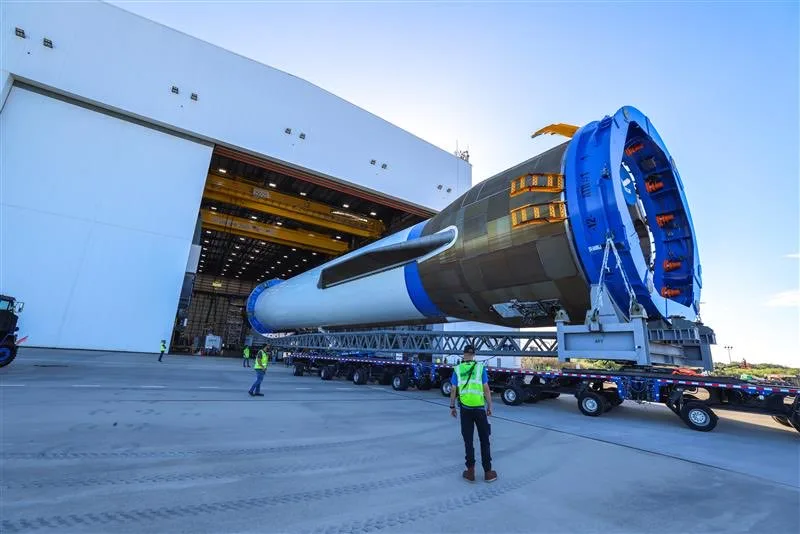 Blue Origin llevó la primera etapa del New Glenn a la plataforma de lanzamiento en la Estación de la Fuerza Espacial de Cabo Cañaveral en Florida.