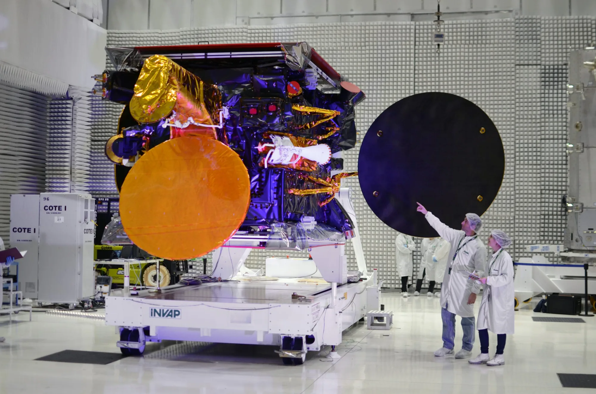 El ARSAT-2, satélite de comunicaciones geoestacionario, en las etapas finales de integración.