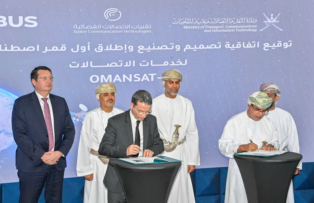 Firma del acuerdo entre Airbus y el Gobierno de Omán para el desarrollo de OMANSAT, el primer satélite de comunicaciones del país. Participaron del acto autoridades del Ministerio de Transporte, Comunicaciones y Tecnologías de la Información y representantes de Airbus Defence and Space.