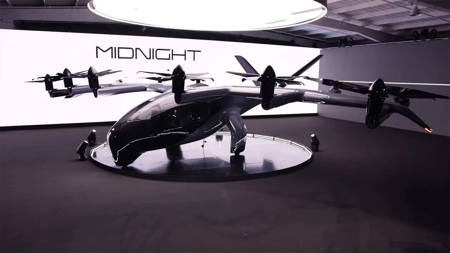 El eVTOL Archer Midnight exhibido en una presentación oficial. Está diseñado para vuelos urbanos de corta distancia, con configuración de rotores basculantes y fuselaje aerodinámico para maximizar eficiencia y reducción de ruido.